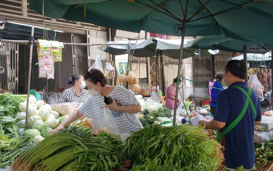 A shopper selects vegetables at a street market stall near Phnom Penh's Olympic Market ahead of the two-week citywide market shutdown on April 24, 2021. (Danielle Keeton-Olsen/VOD)