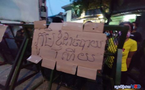 Protesters put up a sign saying ‘My village is starving’ on barricades in Meanchey district’s Stung Meanchey II commune on April 29, 2021. (Sok Chantravuth/VOD)