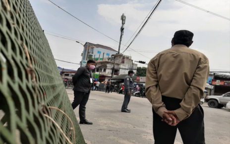 Local officials set up barricades in Phnom Penh’s Meanchey district as a factory in the area reported hundreds of Covid-19 cases, on April 10, 2021. (Va Sopheanut/VOD)