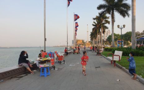 Phnom Penh’s Riverside late afternoon on April 1, 2021, just ahead of a Covid-19 curfew coming into effect. (Mech Dara/VOD)