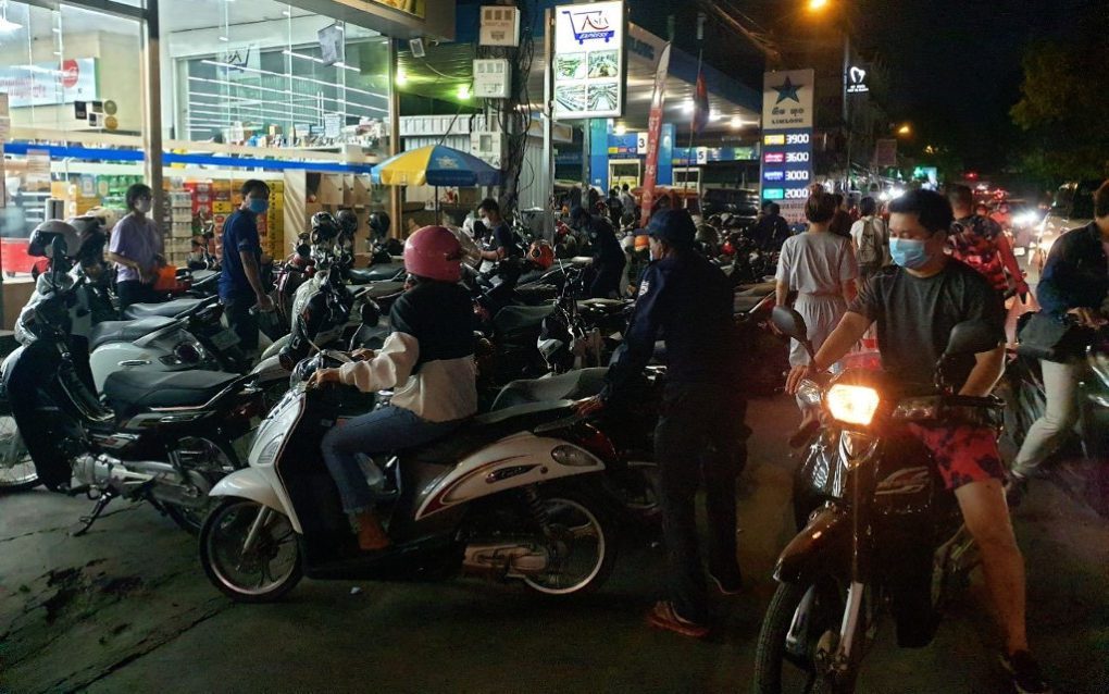 Shoppers arrive at a store in Phnom Penh’s Toul Tom Poung in the evening of April 14, 2021. (Mech Dara/VOD)