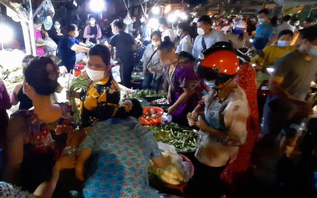 Toul Tom Poung market around 6:30 p.m. on April 14, 2021. (Huy Ousa/VOD)