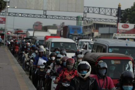 Traffic out of Phnom Penh on National Road 3 on May 6, 2021. (Pork Kheuy/VOD)