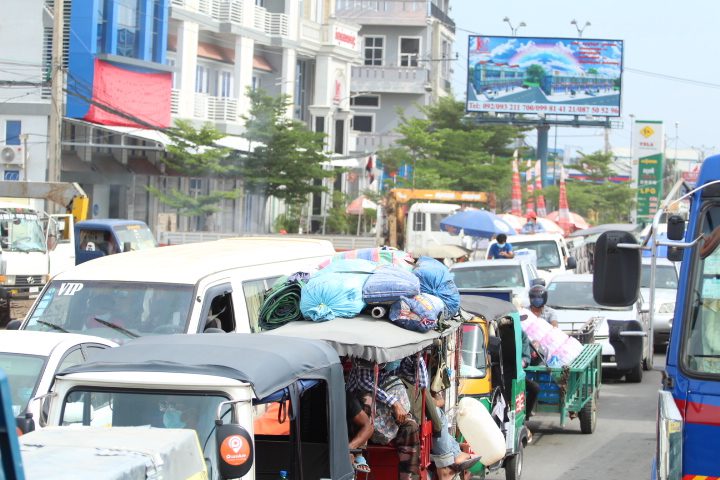 Traffic out of Phnom Penh on National Road 3 on May 6, 2021. (Pork Kheuy/VOD)