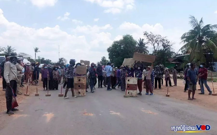 Protesters block National Road 5 near the border of Pursat and Kampong Chhnang provinces in a second protest on May 11, 2021. (Khut Sokun/VOD)