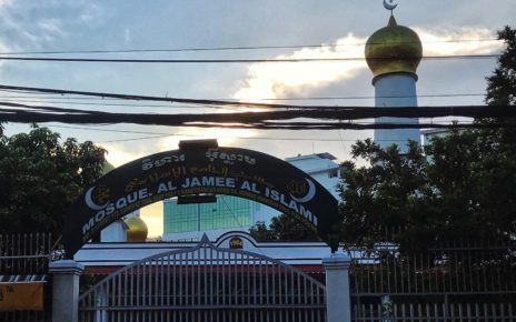 A Phnom Penh mosque is closed for Covid-19 precautions as Ramadan draws to an end, on the evening of May 11, 2021. (Samoeun Nicseybon/VOD)