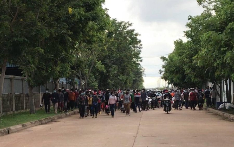 A crowd of workers after leaving a factory in Svay Rieng province’s Bavet city due to Covid-19 fears on May 26, 2021. (Svay Rieng Provincial Hall)