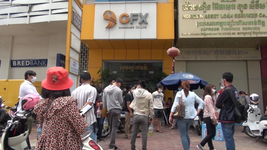 People stand in front of the Gold FX office in Toul Kork district urging the company to return investments that the business claims were stolen. (Chorn Chanren/VOD)