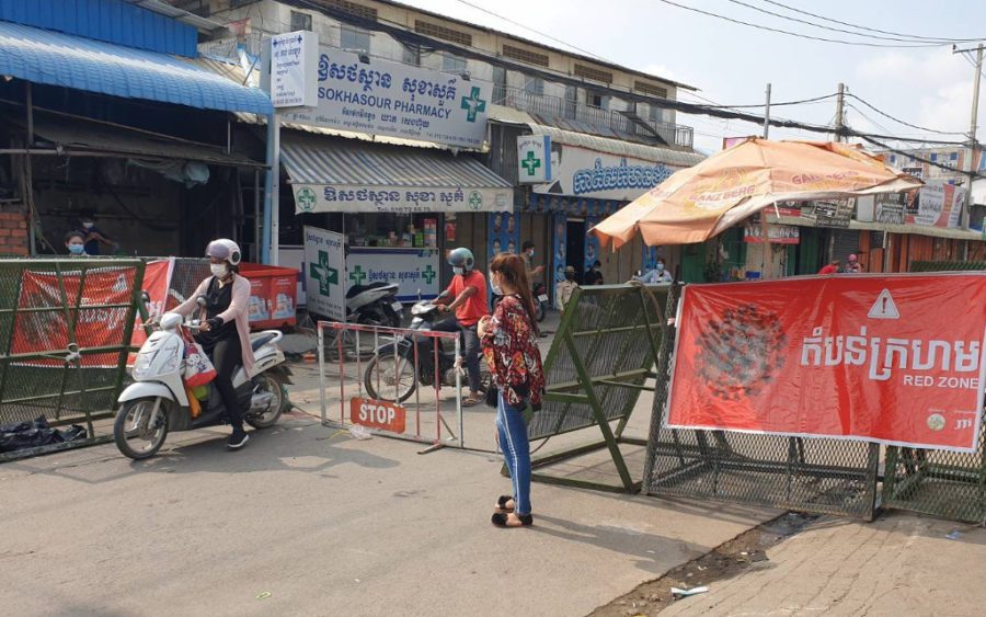 People pass in and out from a red zone in Meanchey district’s Stung Meanchey III commune on May 13, 2021. (Mech Dara/VOD)