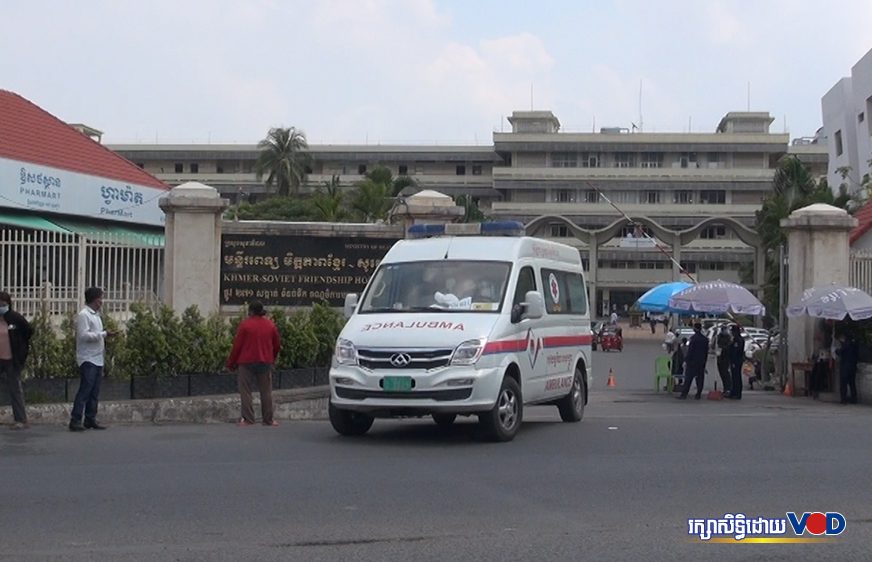 An ambulance leaves Phnom Penh's Khmer Soviet Hospital on April 5, 2021. (Chhorn Chanren/VOD)