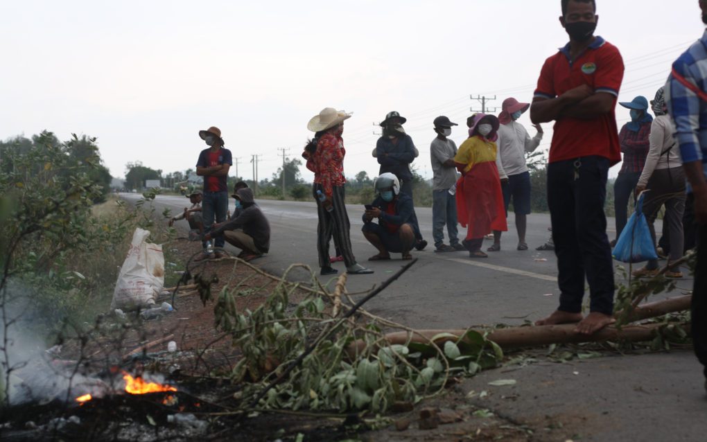 Protesters block a road in Kandal province’s Ang Snuol district on June 3, 2021. (Michael Dickison/VOD)