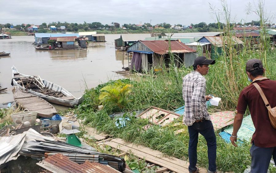 A man buys scrap metal from floating house residents who were told to dismantle their houses in Phnom Penh's Prek Pnov district on June 12, 2021. (Danielle Keeton-Olsen/VOD)