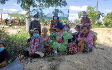 Protesters from Kandal and Takeo provinces sit at a barricade constructed in Kandal Stung district's Boeng Khyang commune, taking shifts to protest, on June 22, 2021. (Danielle Keeton-Olsen/VOD)