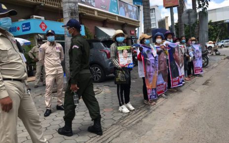 Protesters outside Phnom Penh Municipal Court on July 2, 2021. (Ouch Sony/VOD)