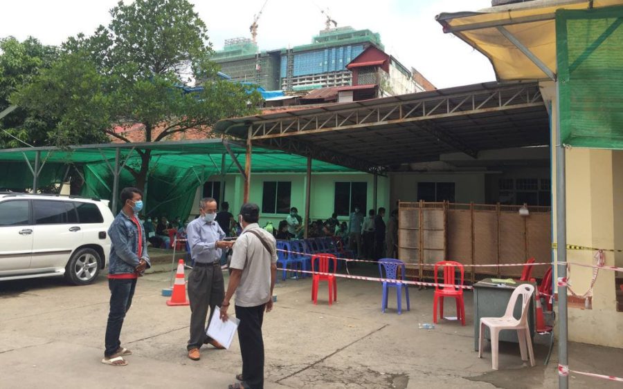 A vaccination drive at the Phnom Penh Municipal Referral Hospital. (VOD)