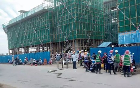 Workers protest at the Hui W Travel Agent construction site in Phnom Penh’s Pur Senchey district on July 20, 2021. (Supplied)