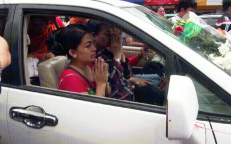 Bou Rachana drives away in a car carrying her murdered husband’s body in Phnom Penh on July 10, 2016. (VOD)