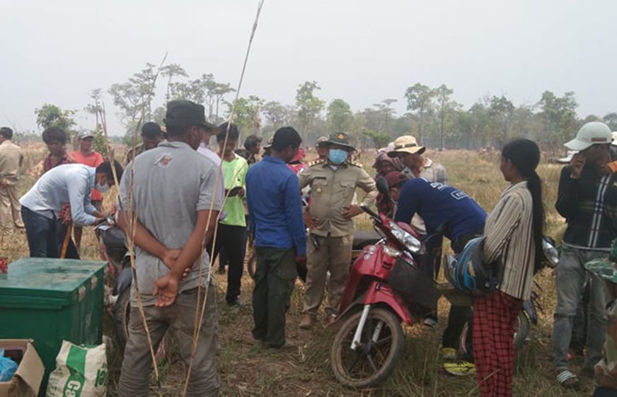 Authorities intervene in a conflict between residents and San Heang company representatives over land in Oddar Meanchey's Samraong city in early May. (Supplied)