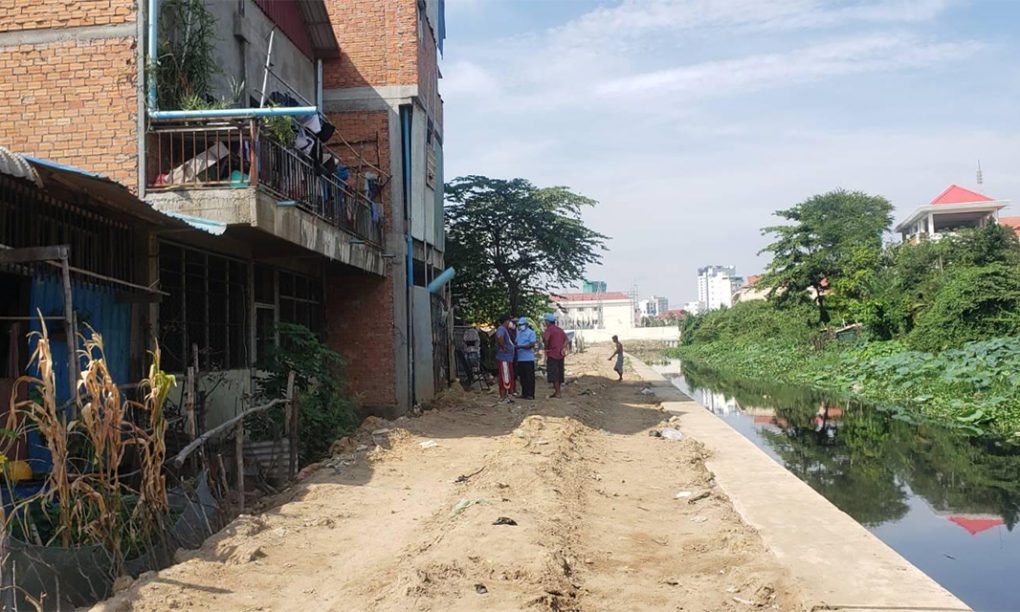 A road that, according to residents, was carved by city authorities in late July, in Phnom Penh's Boeng Kak I commune on August 19, 2021. (Danielle Keeton-Olsen/VOD)