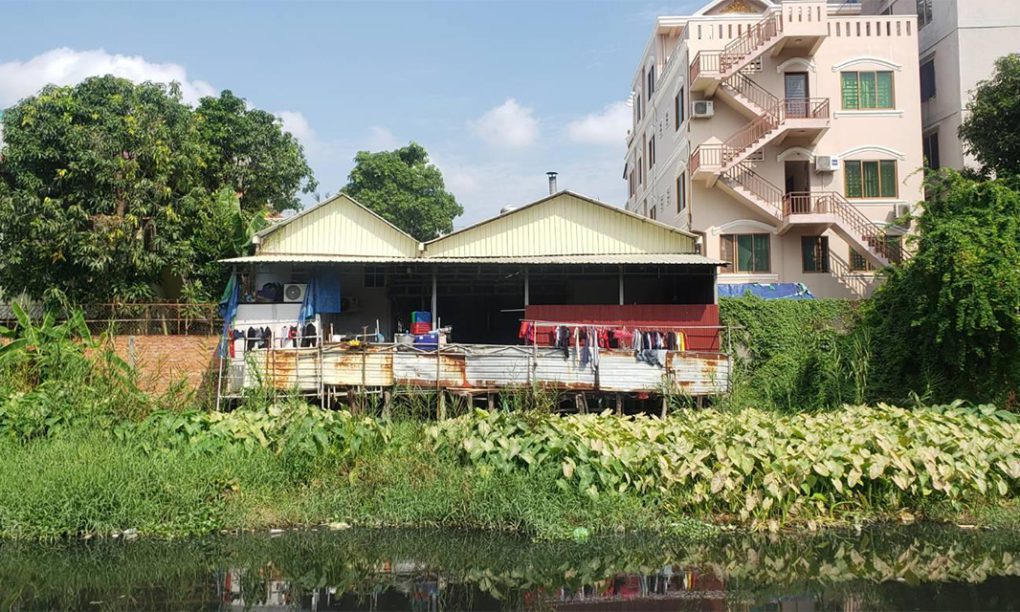 Homes on the other side of a canal Boeng Kak I's Dob Buon commune, where residents claim their neighbors received land titles years before, in Phnom Penh on August 19, 2021. (Danielle Keeton-Olsen/VOD)