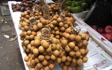 Bundles of longan in a market (Wikimedia Commons)