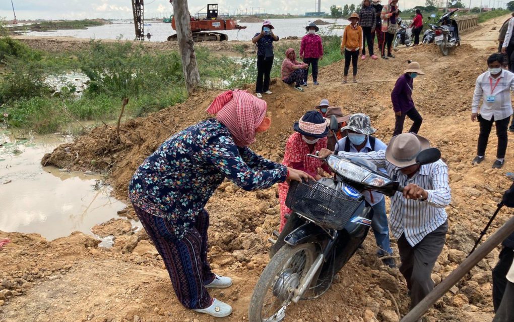 Villagers created a path through the newly dug ditch by the afternoon, in Kandal province’s Kandal Stung district on September 1, 2021. (Ananth Baliga/VOD)