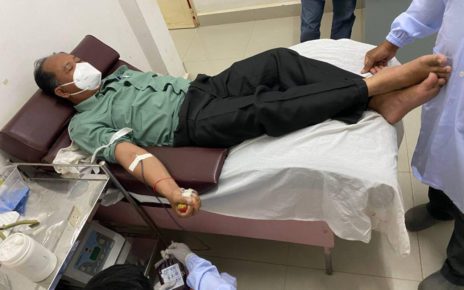 Banteay Meanchey provincial governor Oum Reatrey gives blood at the Cambodia-Japan Friendship Hospital, in a photo posted to his Facebook page.