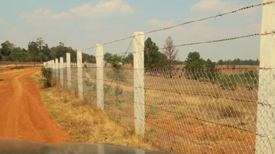Fences on land in Mondulkiri. (VOD)
