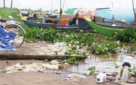Plastic trash on Phnom Penh’s Chroy Changva shore on September 15, 2021. (Michael Dickison/VOD)