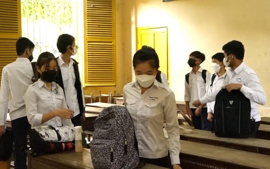 Students return to the classroom at Phnom Penh’s Preah Sisowath High School on September 15, 2021. (Hy Chhay/VOD)