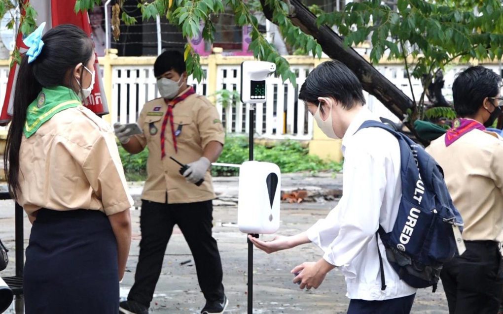 A student enters the campus of Phnom Penh’s Preah Sisowath High School on September 15, 2021. (Hy Chhay/VOD)