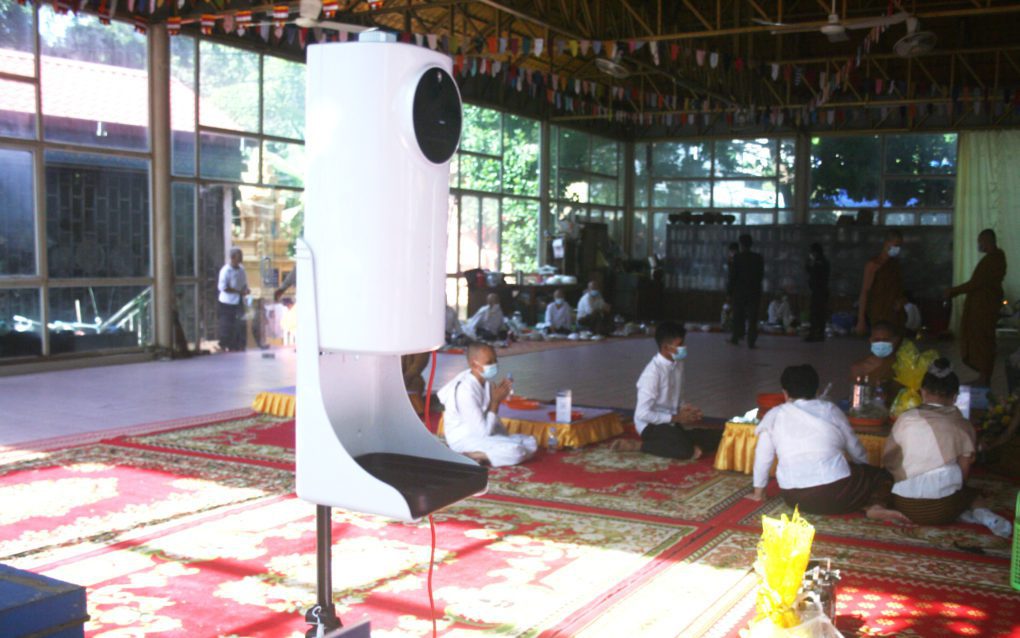 Temperature check at Phnom Penh’s Wat Svay Pope on September 22, 2021. (Michael Dickison/VOD)