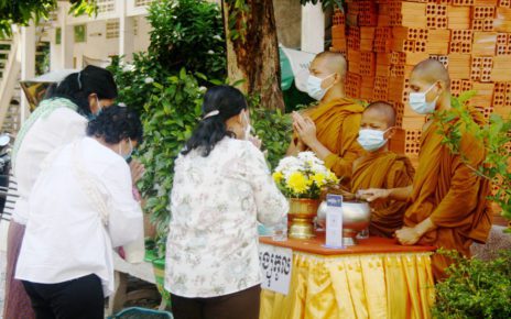 Monks wear masks at Phnom Penh’s Wat Svay Pope on September 22, 2021. (Michael Dickison/VOD)