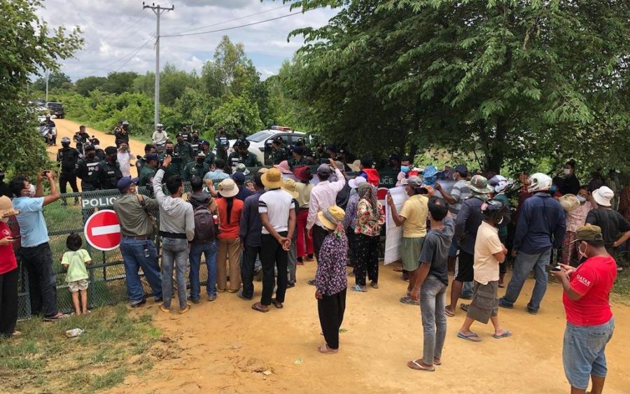 Kandal villagers are blocked by security personnel as they  protest the construction of a new airport for Phnom Penh on September 7, 2021. (Mech Dara/VOD)