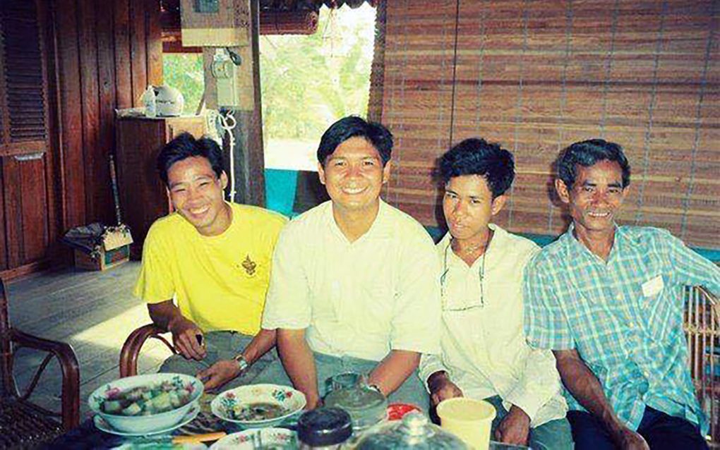 Richie Fernando sharing a meal with Cambodian friends at the Metta Karuna Reflection Center in Siem Reap in May 1996 (Courtesy of Totet Banaynal)