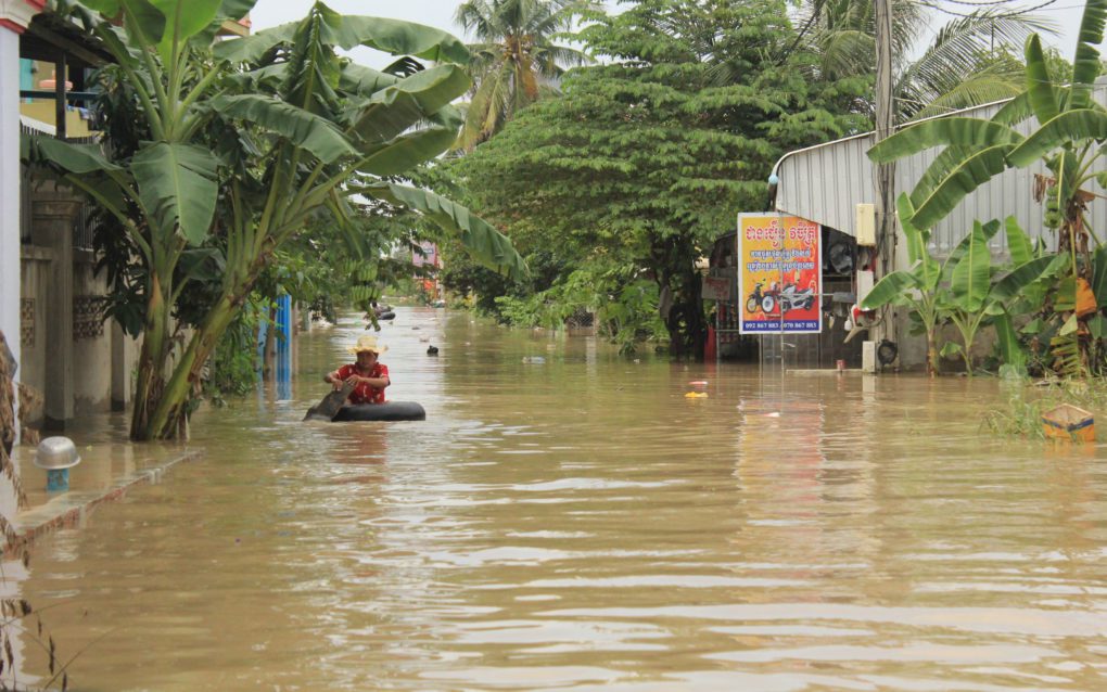 A man paddles along flooded roads in Phnom Penh’s Dangkao district on October 28, 2021. (Andrew Haffner/VOD)