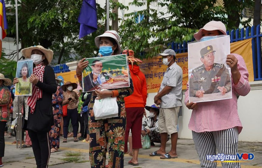 Residents of Prey Tea I and II villages hold photos of PM Hun Sen and his wife in a protest in front of the Pur Senchey district hall on November 8, 2021. (Tran Techseng/VOD)