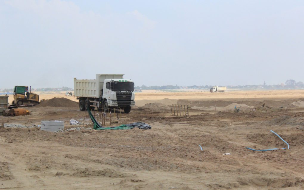 Landfilling at Phnom Penh’s Chbar Ampov district on November 4, 2021. (Andrew Haffner/VOD)