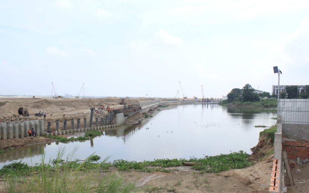 A view of the canal that will separate the Koh Norea landfilling project from the mainland of Chbar Ampov district in Phnom Penh on November 4, 2021. (Andrew Haffner/VOD)