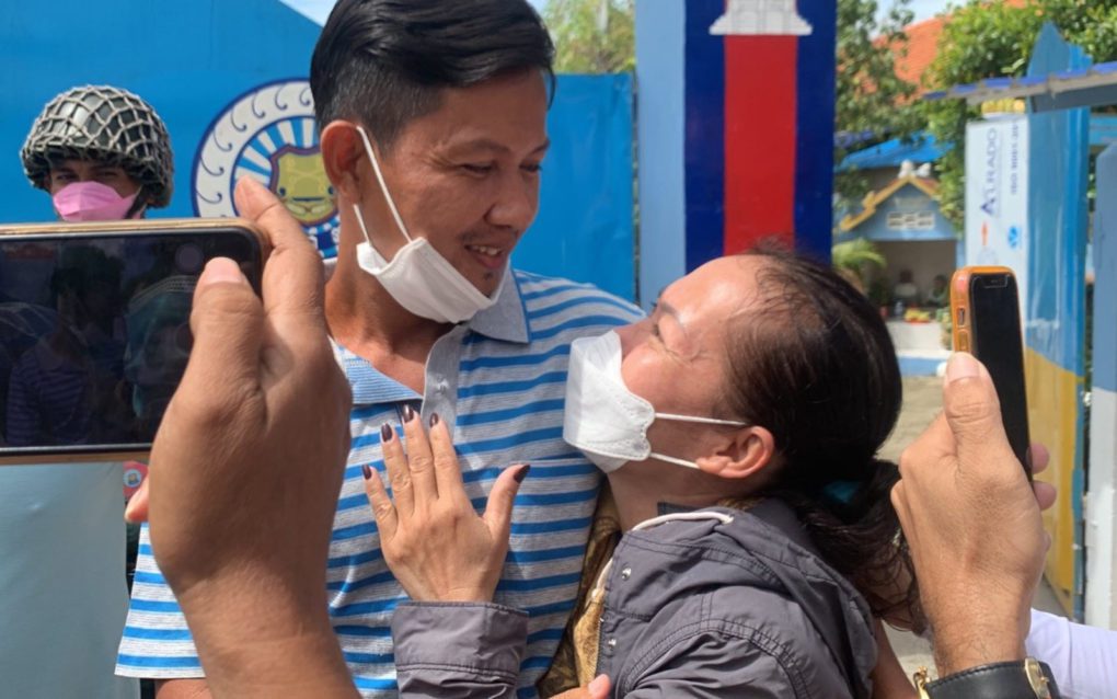 Khmer Thavrak activist Hun Vannak is released from Prey Sar Prison on November 12, 2021. (Kuoy Longdy/VOD)