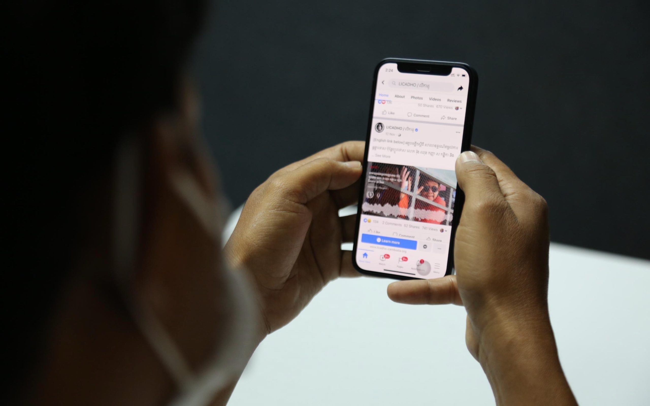 A report by rights group Licadho found that close to 40 percent of surveyed internet users had faced varying degrees of online harassment on platforms such as Facebook. (Kuoy Langdy/VOD)