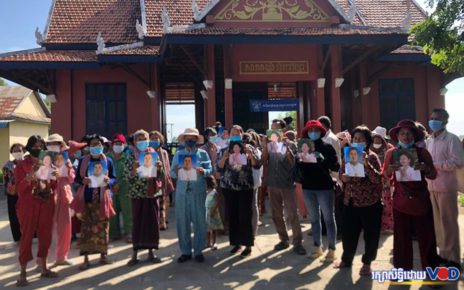 Residents protest outside the commune hall in Ampov Prey, in Kandal province’s Kandal Stung district, seeking compensation from Phnom Penh’s new airport development, on December 3, 2021. (Khut Sokun/VOD)