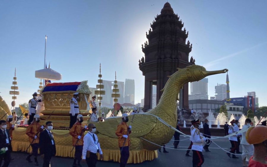 A funeral float carrying the body of late Prince Norodom Ranariddh passes by Phnom Penh’s Independent Monument on December 8, 2021. (Ananth Baliga/VOD)
