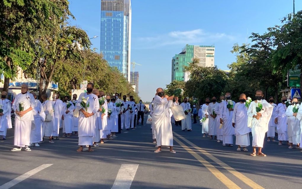 Mourners join a march for late Prince Norodom Ranariddh in Phnom Penh on December 8, 2021. (Ananth Baliga/VOD)