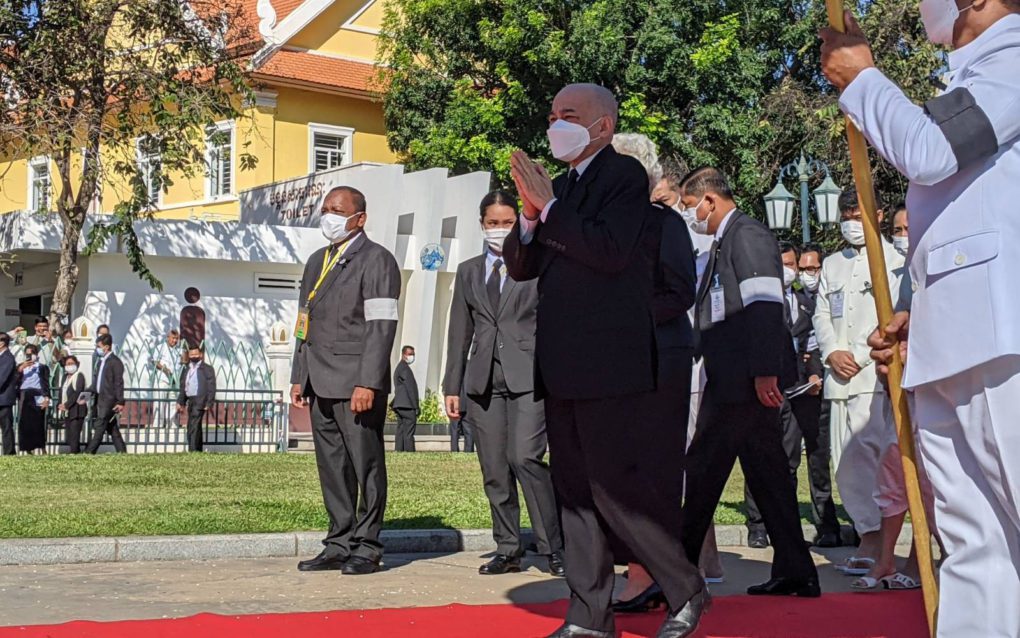 King Norodom Sihamoni arrives at Wat Botum park for late Prince Norodom Ranariddh’s funeral on December 8, 2021. (Keat Soriththeavy/VOD)