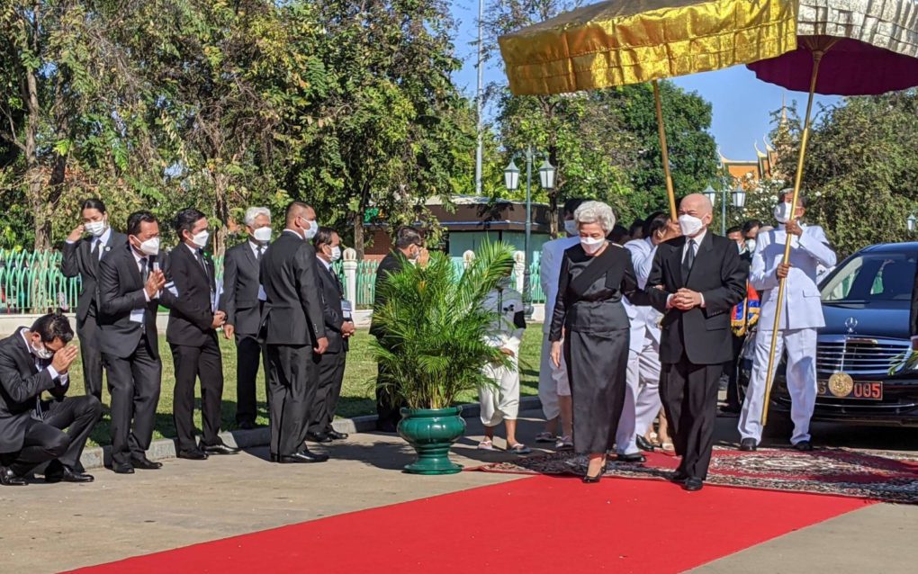 King Norodom Sihamoni arrives at Wat Botum park for late Prince Norodom Ranariddh’s funeral on December 8, 2021. (Keat Soriththeavy/VOD)