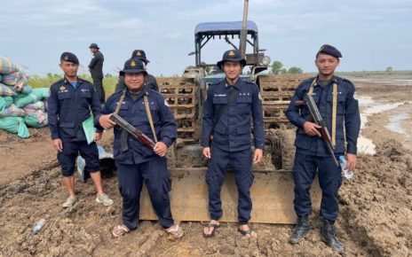 Armed officials patrol in Battambang in search of land encroachments along the Tonle Sap lake. (GRK News)