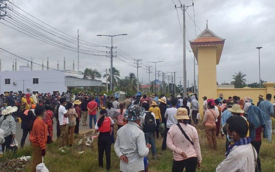 Residents from the Prey Metta Thommacheat community protest outside the Kampong Speu provincial police headquarters. (CCFC's Theng Savoeun)