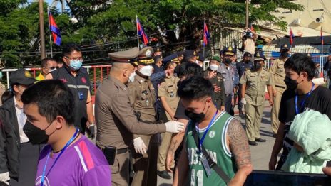 Thai nationals who were trafficked to a Pursat province special economic zone are inspected by Thai and Cambodian authorities at the Poipet border on November 24, 2021. (Royal Thai Police)