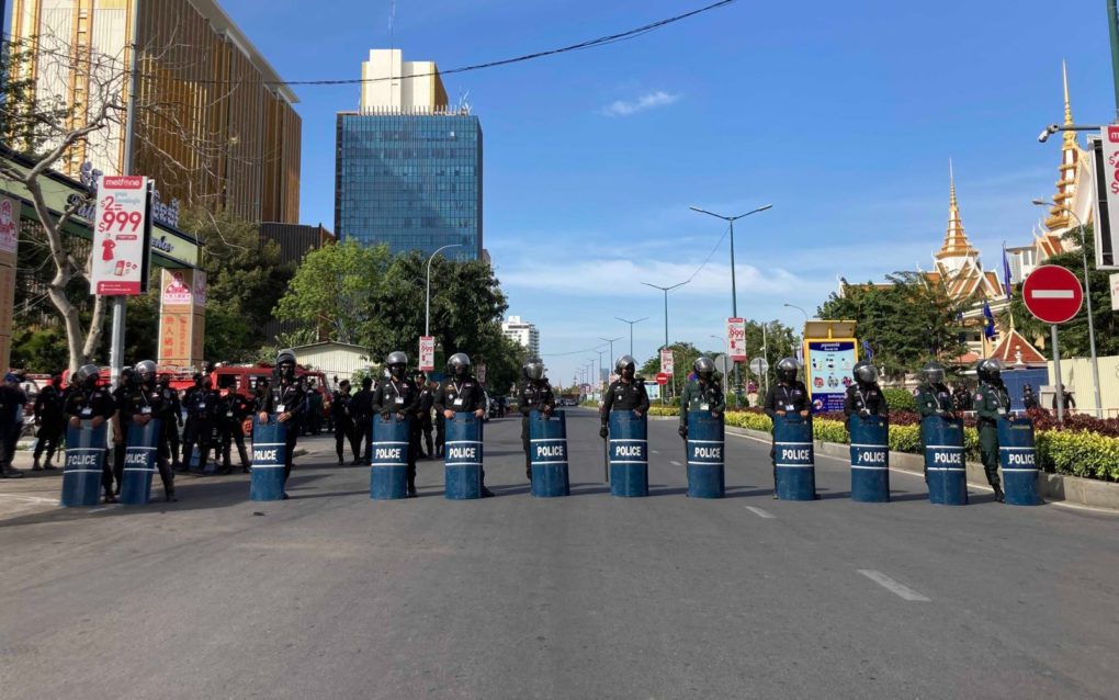 A line of police officers stands outside Phnom Penh’s NagaWorld on January 3, 2021. (Ananth Baliga/VOD)